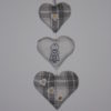Trois coeurs gris suspendus